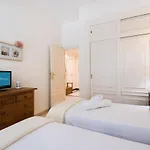 Rentandhomes Beachfront Center Daire