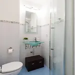 Rentandhomes Beachfront Center *