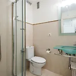 Rentandhomes Beachfront Center דירה