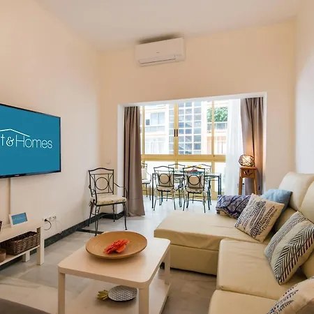 Rentandhomes Beachfront Center *