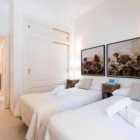 Rentandhomes Beachfront Center *