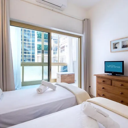 Rentandhomes Beachfront Center *