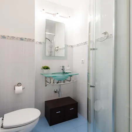 Rentandhomes Beachfront Center *