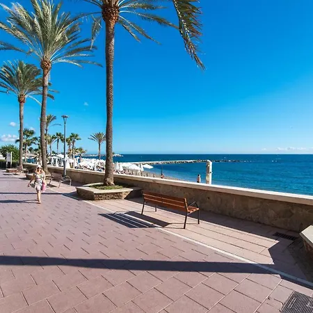 Rentandhomes Beachfront Center *