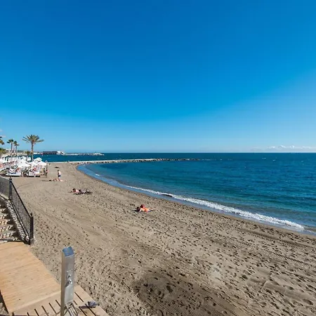 Rentandhomes Beachfront Center Apartment *