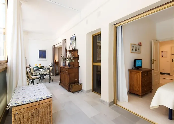 Rentandhomes Beachfront Center Марбелья