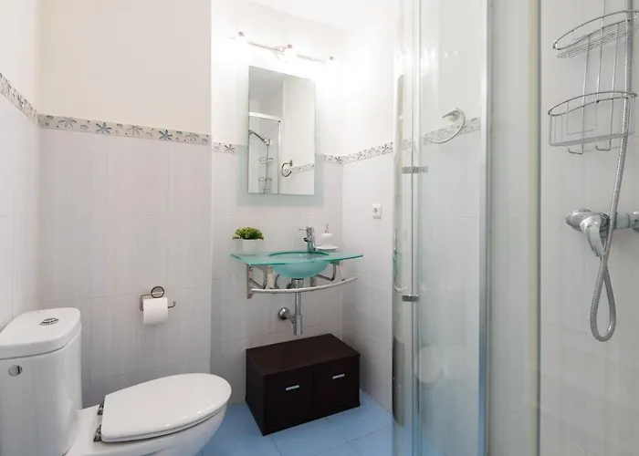 Rentandhomes Beachfront Center *