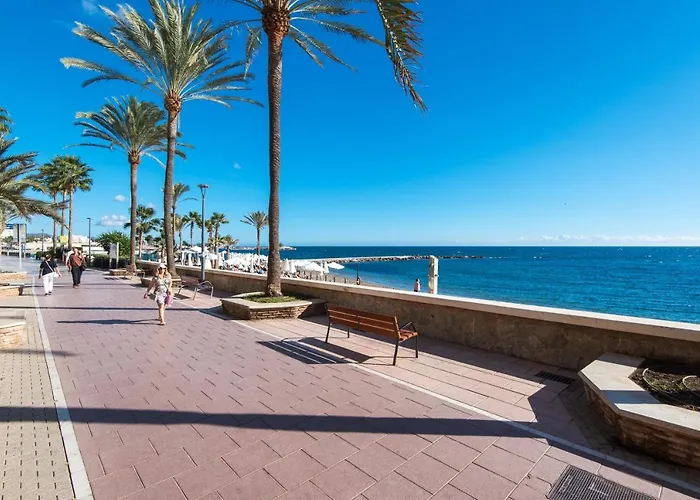 Rentandhomes Beachfront Center *