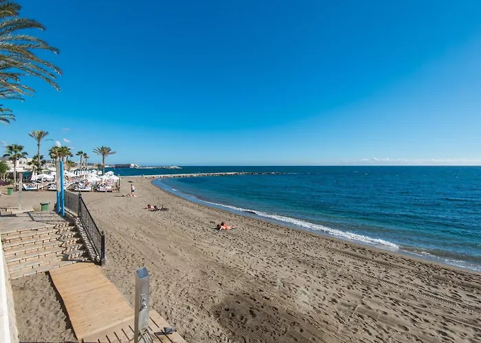 Rentandhomes Beachfront Center Апартаменты *