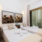 Rentandhomes Beachfront Center شقة