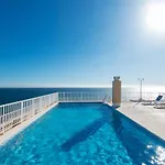 Rentandhomes Beachfront Center شقة