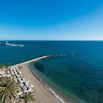 Rentandhomes Beachfront Center شقة