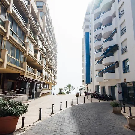 Rentandhomes Beachfront Center *