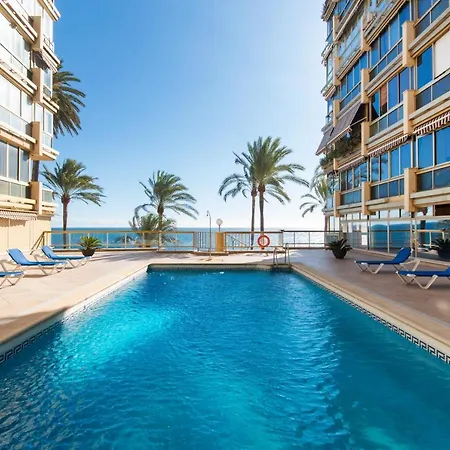 Rentandhomes Beachfront Center * ماربيا