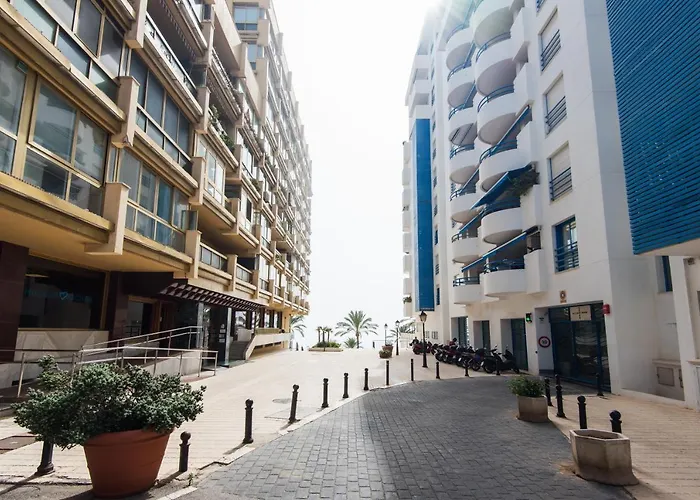 Rentandhomes Beachfront Center *